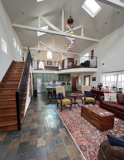 WHISPERING WINDS!  Hot Tub and Pool.