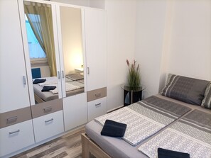 1 bedroom, desk, free WiFi, bed sheets