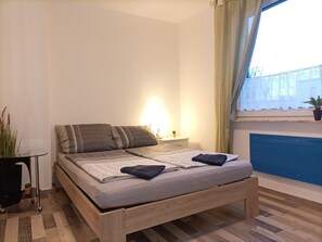 1 slaapkamer, een bureau, gratis wifi, beddengoed