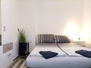1 bedroom, desk, free WiFi, bed sheets