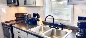 Downton Westrn Condo/50” TV~250mb WiFi/30%EXTEN’d Stay Discount