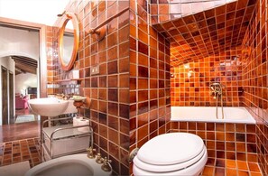 Combined shower/bathtub, hair dryer, bidet, towels