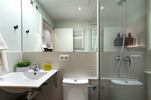 Shower, hair dryer, towels - Sweet Sagrada Familia - Habitat Apartments (Barcelona)