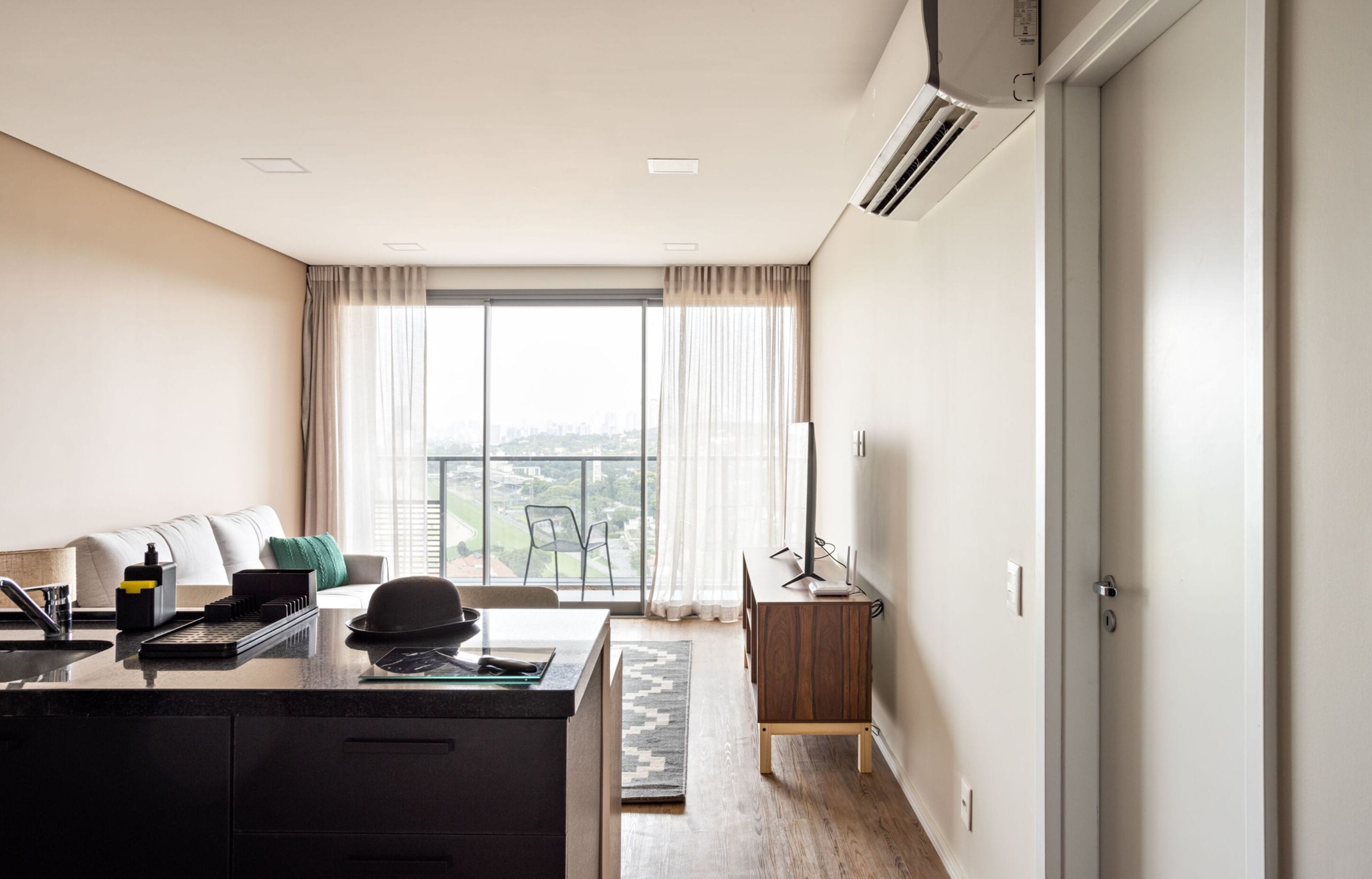 Apartamento De 1 Quarto Casal | Living room | 40-inch Smart TV with digital channels, TV