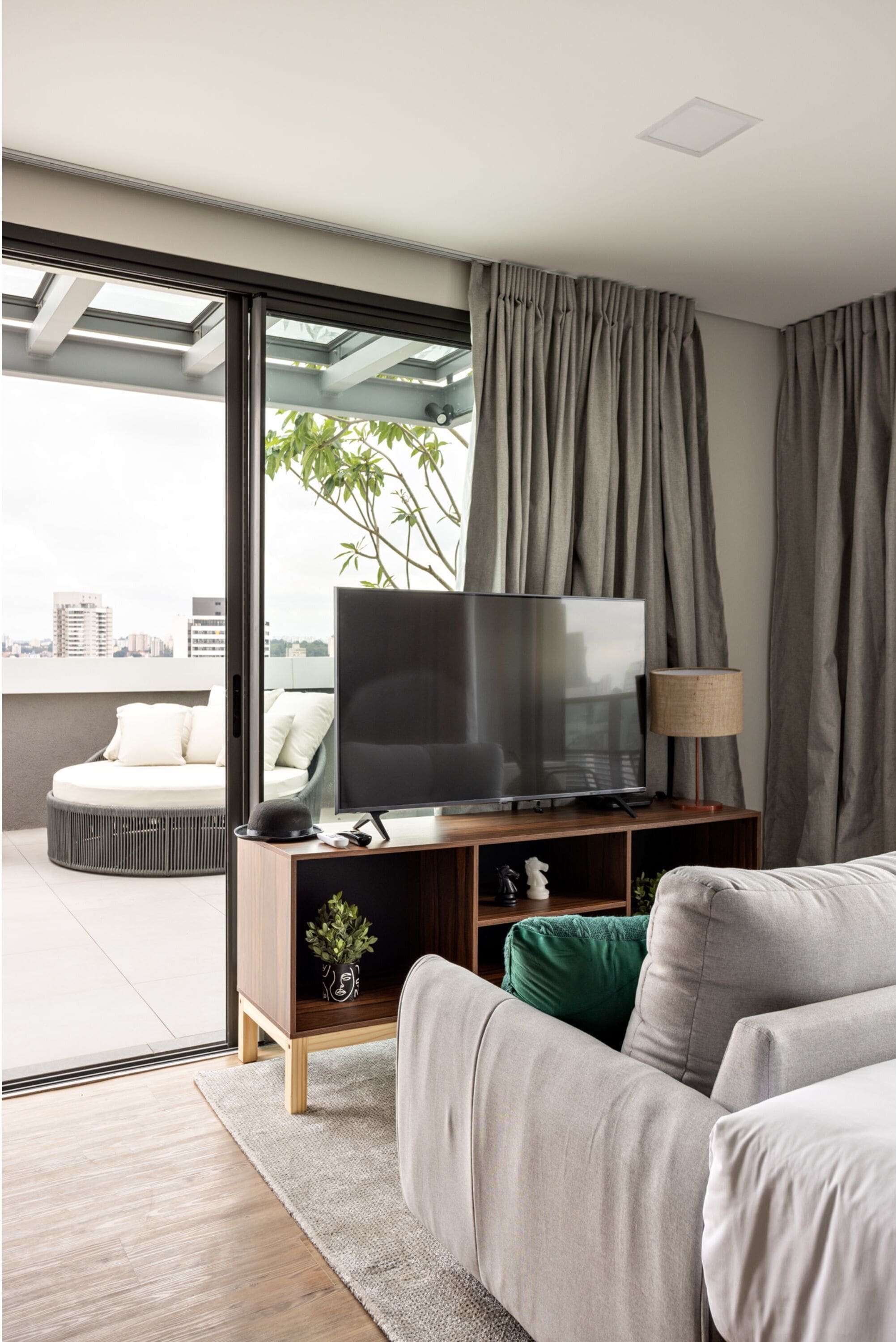 Studio Superior Casal | Área de sala de estar | Smart TV de 40 pulgadas con canales digitales y televisión 