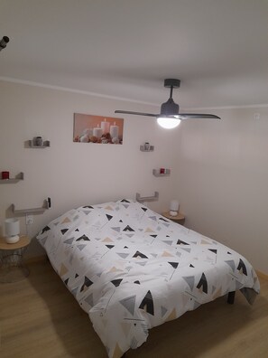 1 chambre, fer et planche à repasser, Wi-Fi gratuit, draps fournis