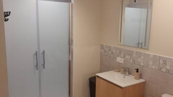 Douche, sèche-cheveux, serviettes fournies, papier toilette