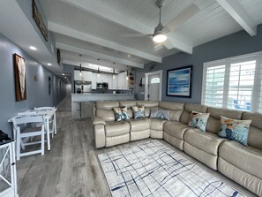 Smart TV - Remodeled 3 bedroom 2 bath on 200 foot wide canal with Cabana Club membership. (KEY COLONY BEACH)