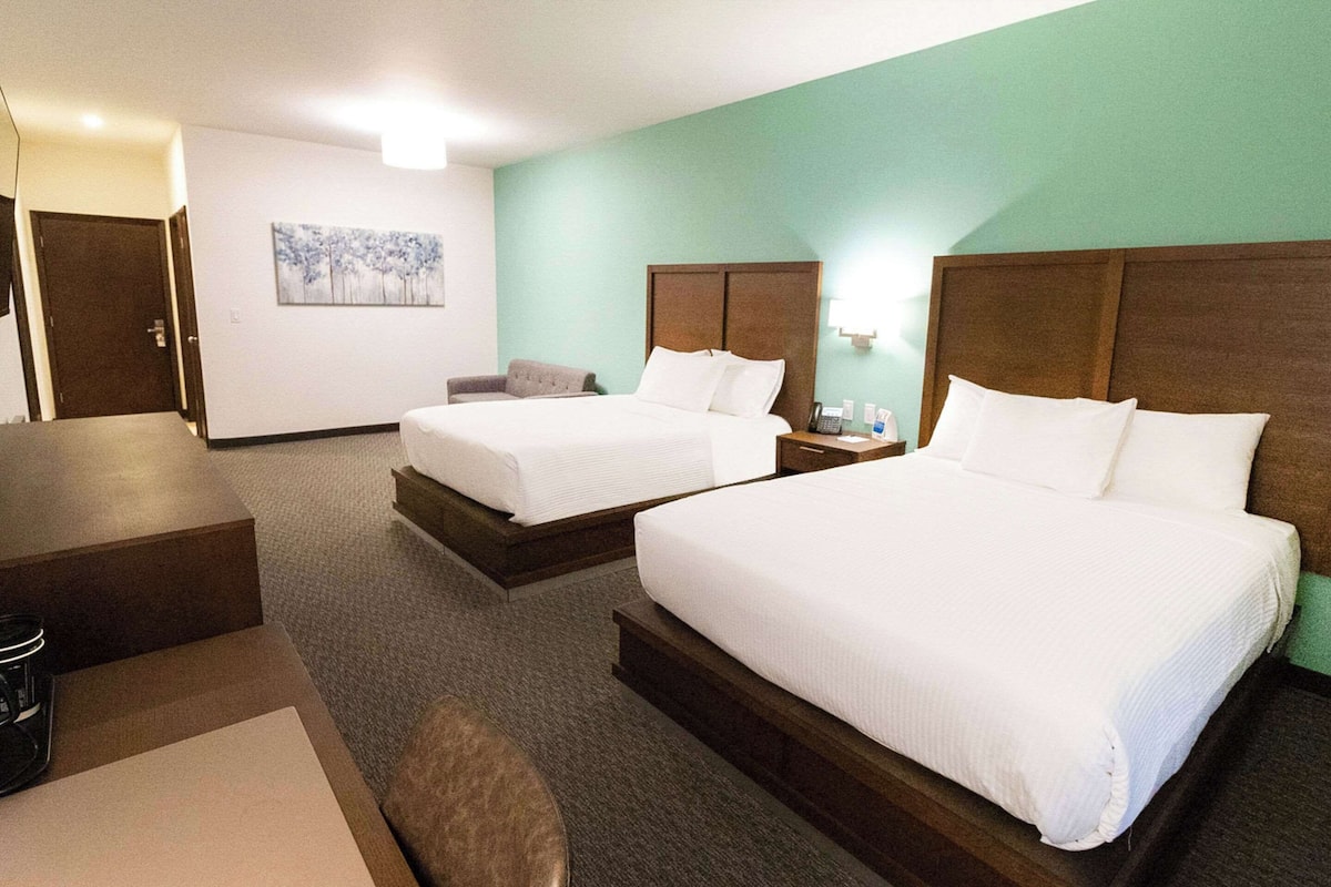 Phòng Suite, 2 giường cỡ queen, không hút thuốc | 1 phòng ngủ, bộ đồ giường cao cấp, trang trí khác biệt, bàn