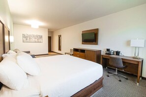 Suite, 1 King Bed, Non Smoking | Premium bedding, individually decorated, desk, laptop workspace - Comfort Inn Ciudad Juarez (Ciudad Juárez)