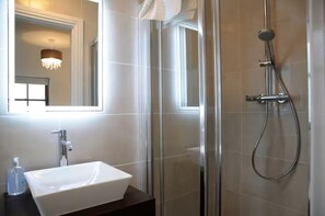 Bathtub, hair dryer, towels, shampoo