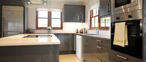 Refrigerador, microondas, horno y parrilla de estufa