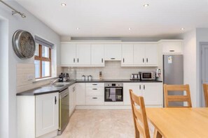 Fridge, microwave, oven, stovetop - Clover House Dingle: Holiday Home (Dingle)