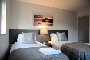 3 bedrooms, iron/ironing board, travel cot, free WiFi - Number 53 Dingle: Holiday Home (Dingle)