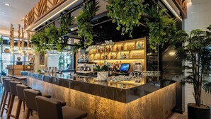 朝食、ランチ、ディナーに営業