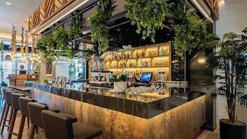 朝食、ランチ、ディナーに営業