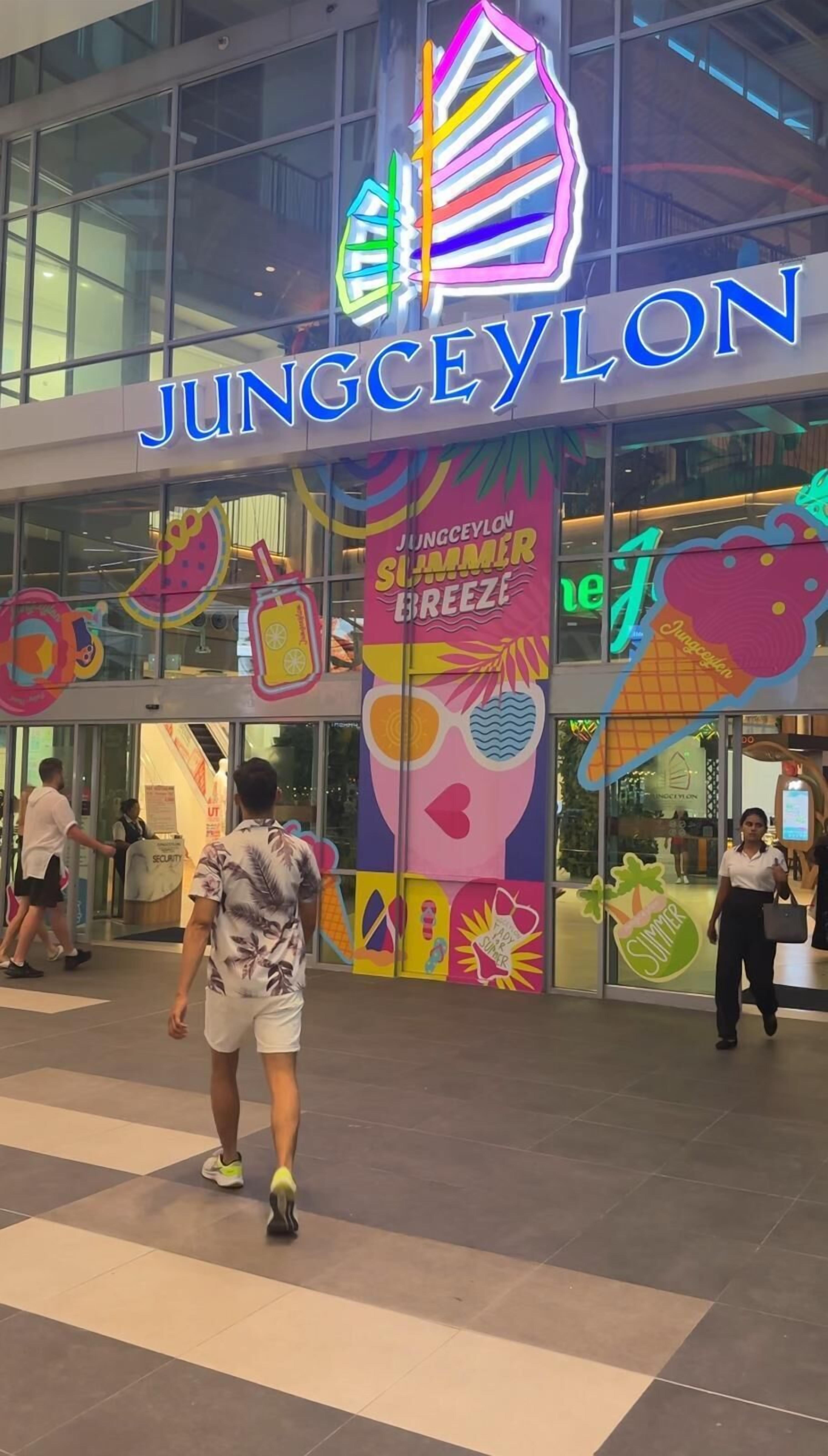 Ein Gebäude mit einer großen, beleuchteten Schrifttafel mit dem Schriftzug "JUNGCEYLON".