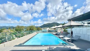 2 kolam renang outdoor, dengan cabana gratis dan payung kolam renang