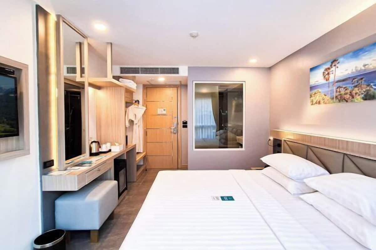 1 bedroom, in-room safe, desk, iron/ironing board