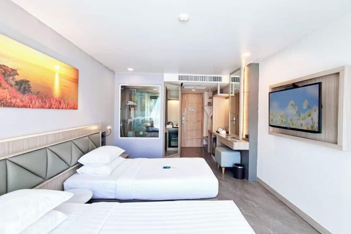 1 bedroom, in-room safe, desk, iron/ironing board