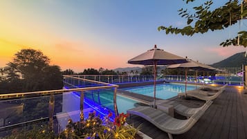 2 utendørsbassenger, bassengtelt (inkludert) og bassengparasoller