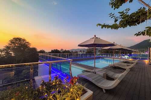 2 piscinas al aire libre (de 07:00 a 21:00), sombrillas, tumbonas