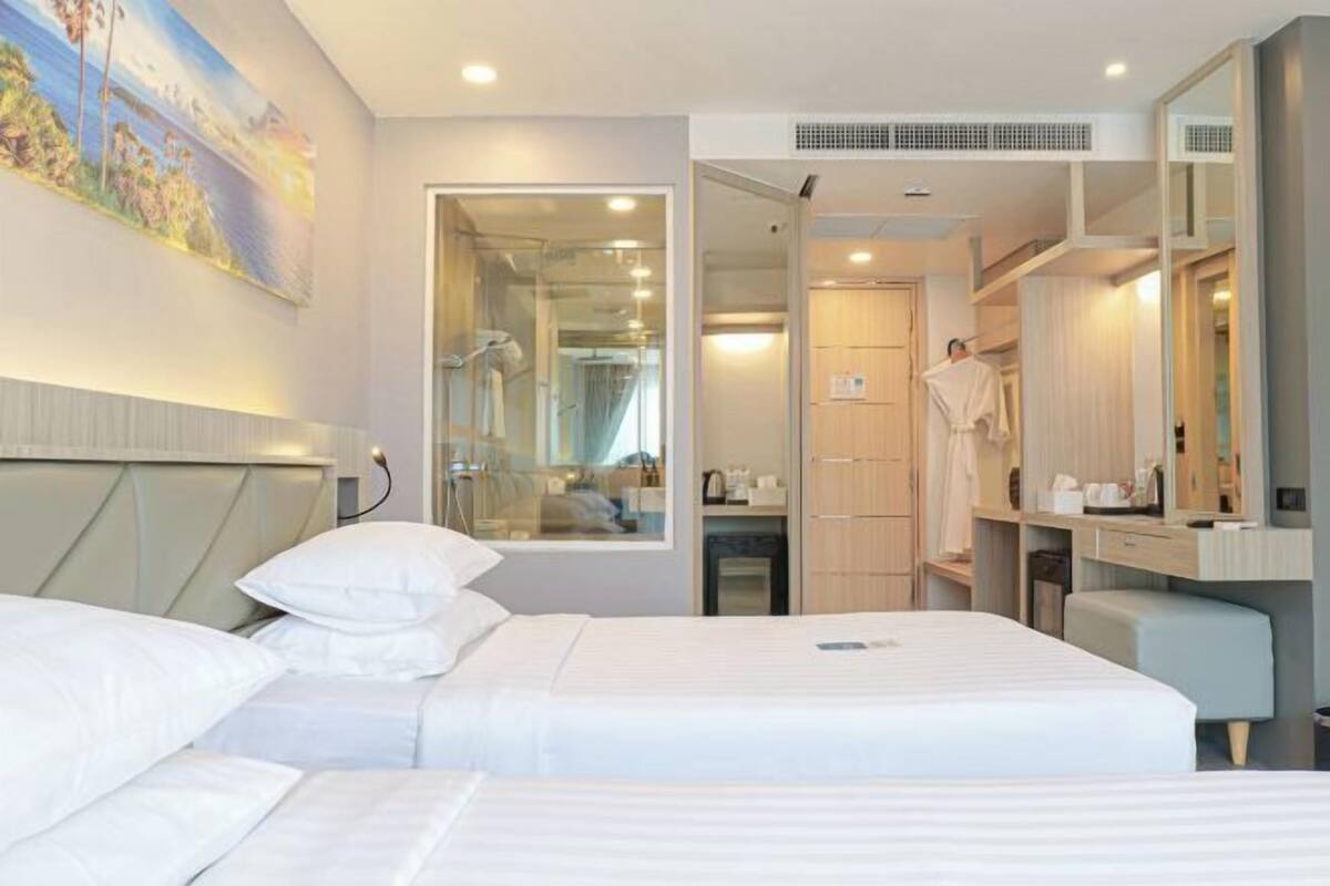 1 kamar tidur, brankas, meja kerja, dan setrika/meja setrika
