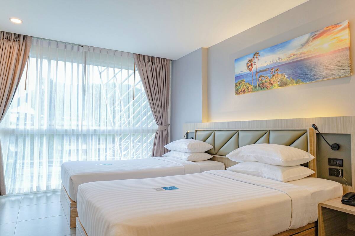 Kamar Twin Standar | 1 kamar tidur, brankas, meja kerja, dan setrika/meja setrika