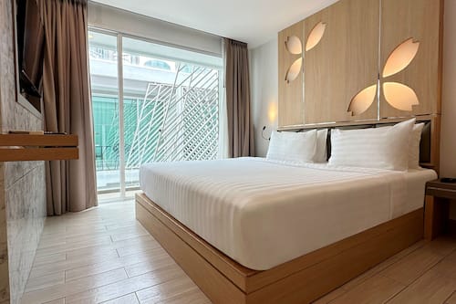 One Bedroom Suite | In-room safe, desk, blackout drapes, iron/ironing board