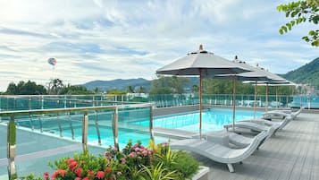 2 outdoor pools, open 7:00 AM to 9:00 PM, free pool cabanas