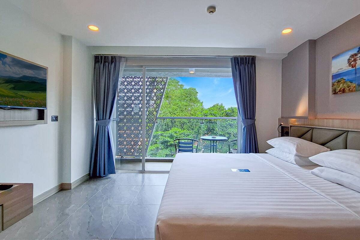 Deluxe King Balcony City View Room | Pemandangan dari bilik