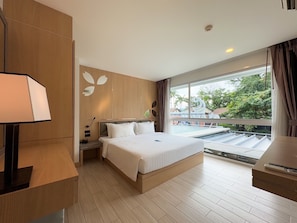 Suite, 1 slaapkamer, balkon, uitzicht op de stad | Een kluis op de kamer, een bureau, verduisterende gordijnen