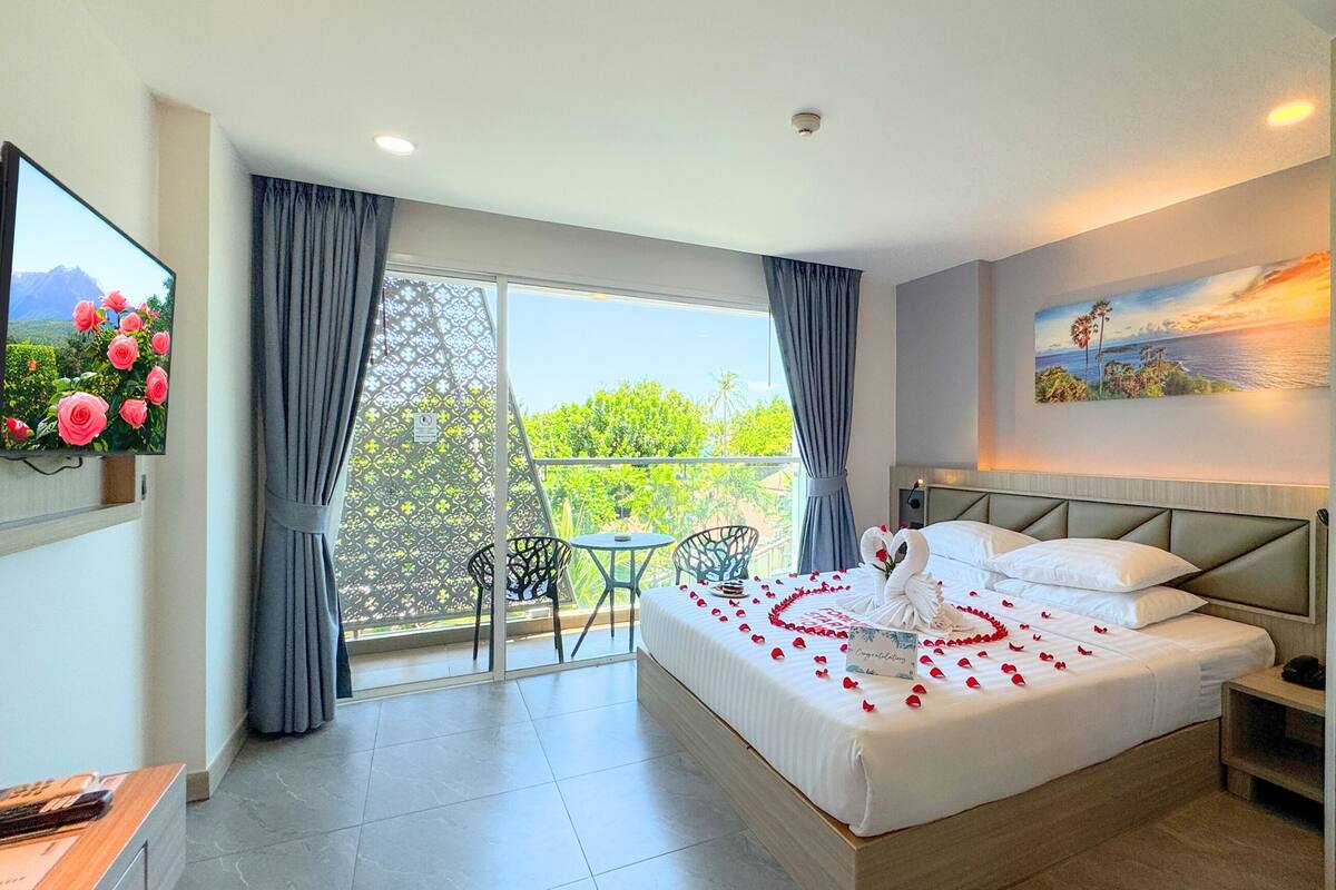 Deluxe tweepersoonskamer, 1 kingsize bed, balkon, uitzicht op de stad | Een kluis op de kamer, een bureau, verduisterende gordijnen