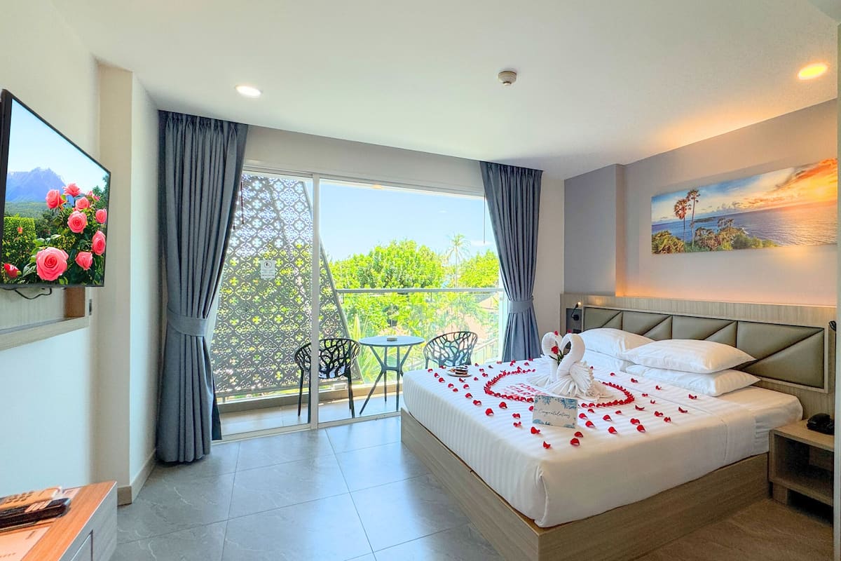 Deluxe King Balcony City View Room