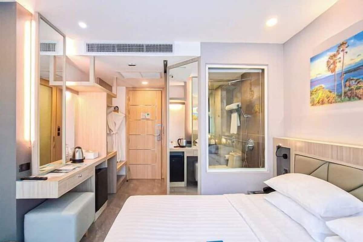 1 bedroom, in-room safe, desk, iron/ironing board