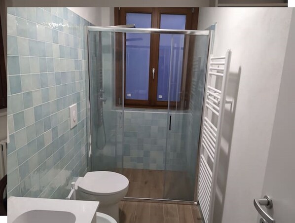 Dusche, Handtücher, Seife, Toilettenpapier