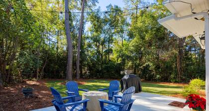 Pet friendly charming craftsmen w/ fenced yard & firepit. Near SGMC & VSU & Eats