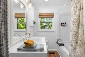 Combined shower/bathtub, hair dryer, towels, soap - Charming Craftsmen•fenced yard•close to SGMC & VSU•Pets Welcome•Gas Fire Pit (Valdosta)