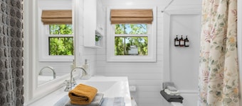 Pet friendly charming craftsmen w/ fenced yard & firepit. Near SGMC & VSU & Eats