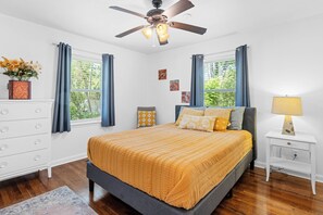2 bedrooms, iron/ironing board, free WiFi - Charming Craftsmen•fenced yard•close to SGMC & VSU•Pets Welcome•Gas Fire Pit (Valdosta)