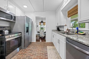 Fridge, microwave, oven, stovetop - Pet friendly charming craftsmen w/ fenced yard & firepit. Near SGMC & VSU & Eats (Valdosta)