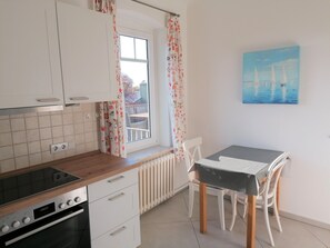 Kylskåp, mikrovågsugn, ugn och spishäll