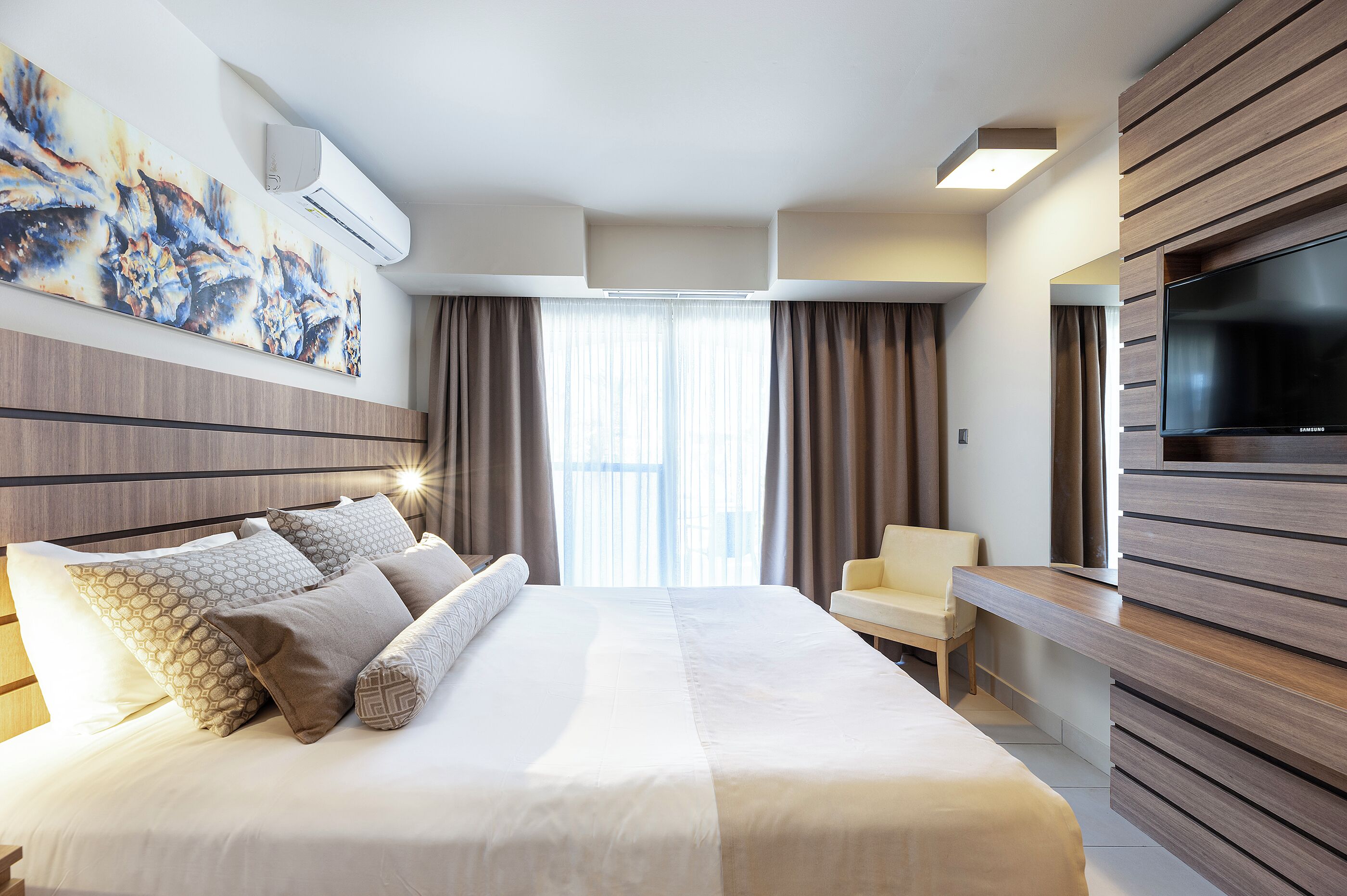 Hypo-allergenic bedding, in-room safe, laptop workspace, blackout drapes