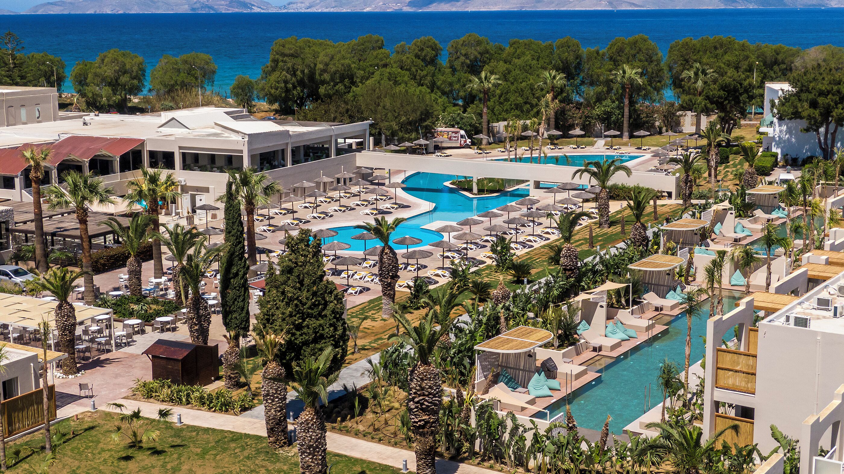 2 室外游泳池，10:00 至 18:00 开放，池畔遮阳伞，日光浴躺椅