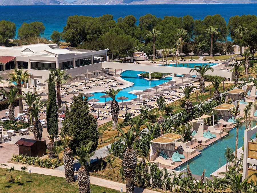 2 piscinas al aire libre, sombrillas, sillones reclinables de piscina