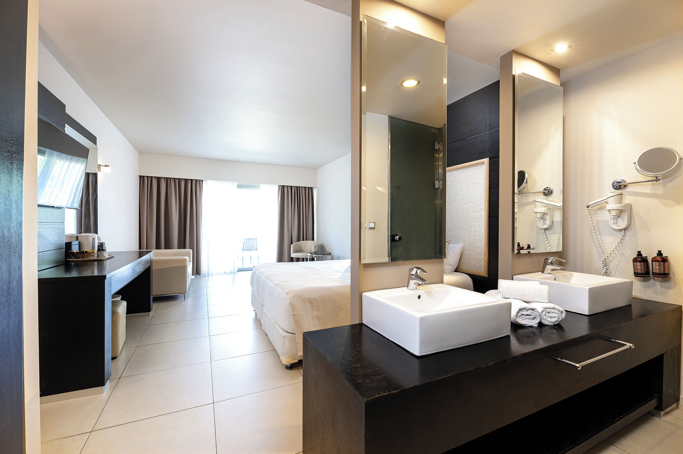 Hypo-allergenic bedding, in-room safe, laptop workspace, blackout drapes