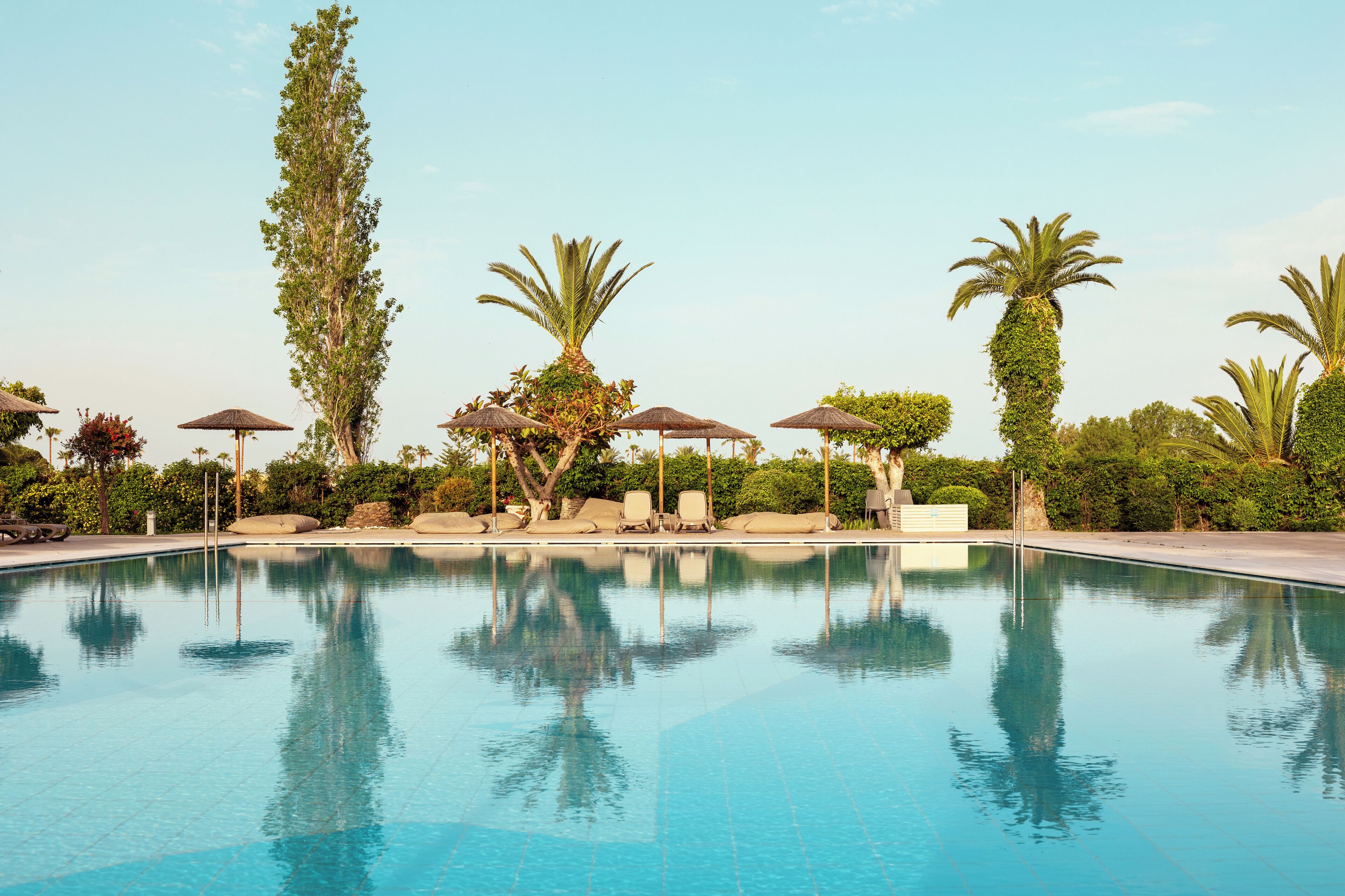 2 piscines extérieures, parasols de plage, chaises longues
