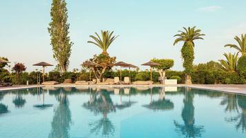 2 piscines extérieures, parasols de plage, chaises longues