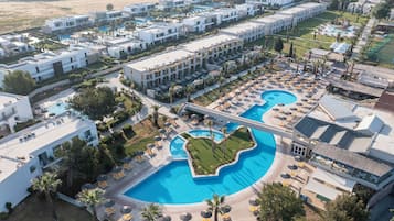 2 piscines extérieures, parasols de plage, chaises longues