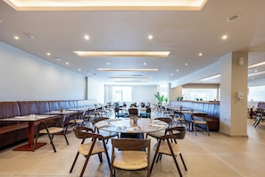 4 restaurants, breakfast served